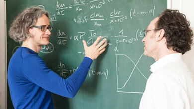 Dr_Ingmar_Glauche_und_Prof_Ingo_Roeder_vom_Institut_für_Medizinische_Biometrie_und_Statistik_der_TU_Dresden_Stephan_Wiegand_MFD.jpg Dr. Ingmar Glauche und Prof. Ingo Röder