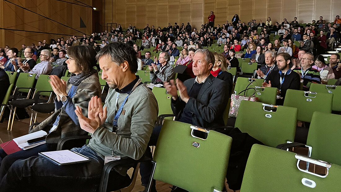 Für den medizinischen Fortschritt: filigrane Arbeit mit anspruchsvoller Hightech Titelbild des Berichts über die Microscopy Conference