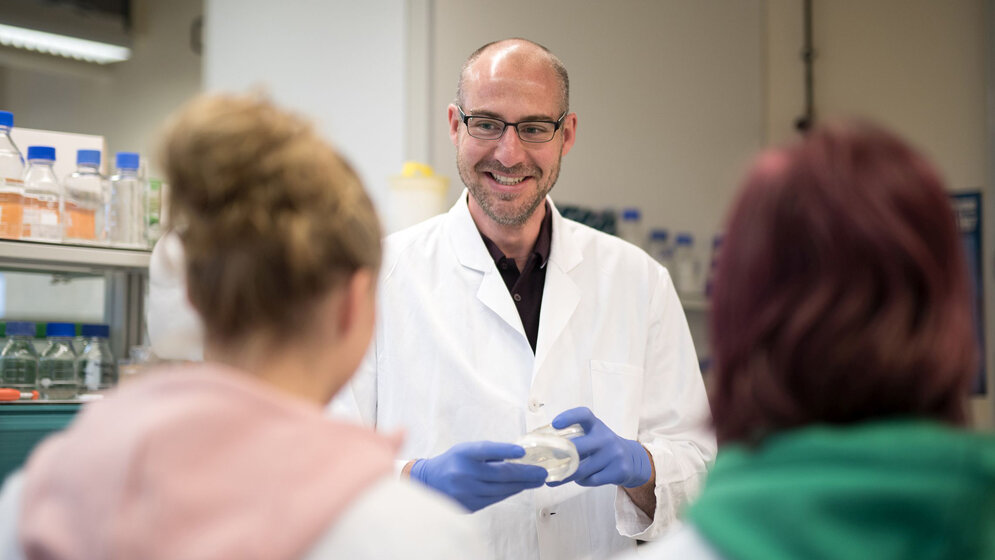 Daniel_Todt_wurde_schon_mehrfach_fuer_seine_Arbeit_ueber_Hepatitis_E_ausgezeichnet_RUB_Kramer.jpg Daniel Todt