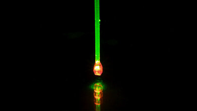 Mit_gruenem_Laserlicht_beleuchteter_Diamant_Uni_Stuttgart_PI3.jpg Mit grünem Laserlicht beleuchteter Diamant