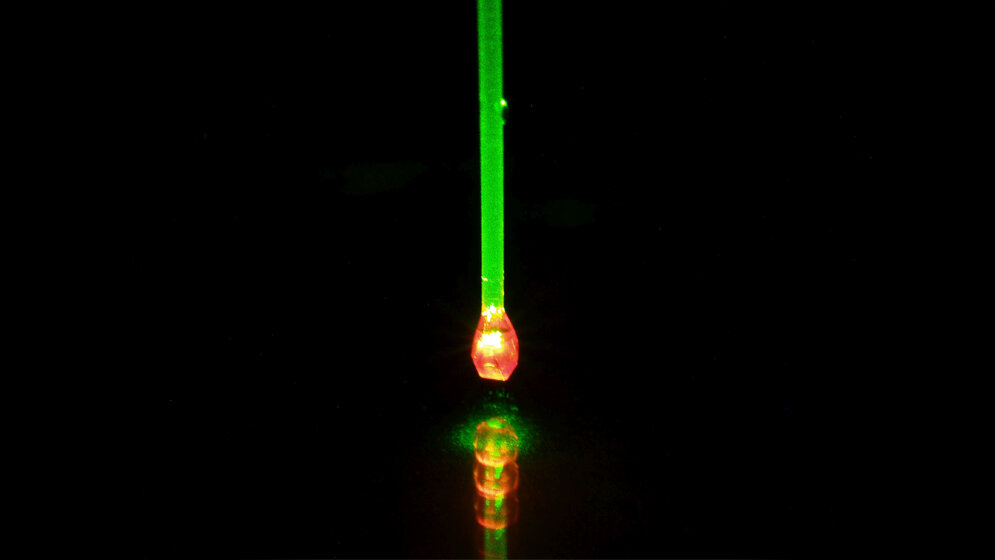 Mit_gruenem_Laserlicht_beleuchteter_Diamant_Uni_Stuttgart_PI3.jpg Mit grünem Laserlicht beleuchteter Diamant