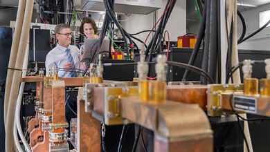 Prof._Franz_Pfeiffer_und_Dr._Daniela_Muenzel_am_Mini-Synchrotron_Munich_Compact_Light_Source_Andreas_Heddergott_TUM.jpg Mini-Synchrotron