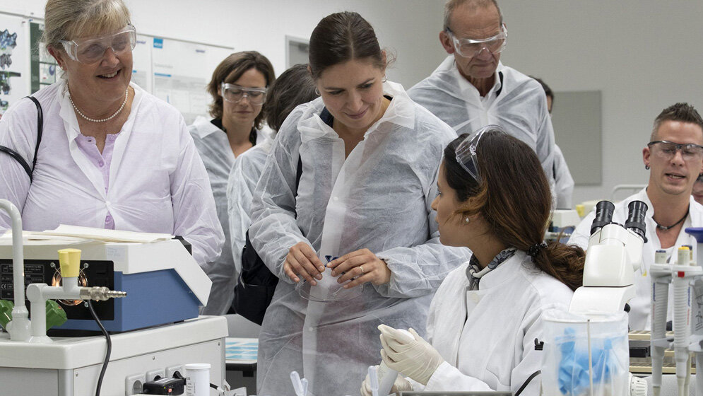Die_Schueler_zeigten_beim_Tag_der_offenen_Tuer_was_sie_im_Labor_machen_MTA_Schule_Trier.jpg Tag der offenen Tür in Trier
