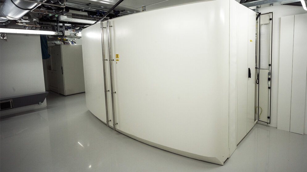 Zyklotron_PETtrace_700S_geschlossenem_Strahlungsschild_Stefan_F_Saemmer_JGU.jpg Zyklotron (PETtrace 700S)