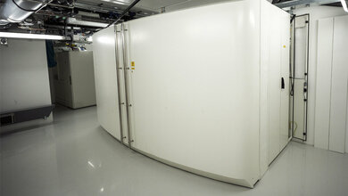 Zyklotron_PETtrace_700S_geschlossenem_Strahlungsschild_Stefan_F_Saemmer_JGU.jpg Zyklotron (PETtrace 700S)