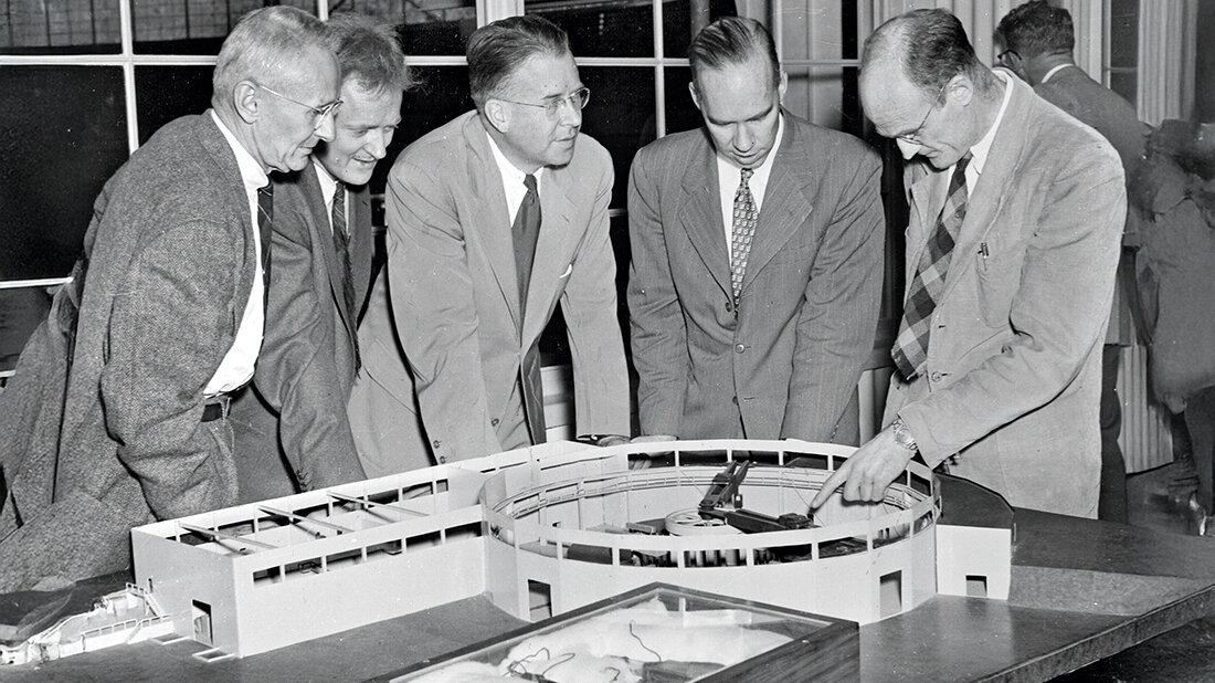 Teilchenbeschleuniger und Atombombe Gruppenfoto mit Dr. Donald Cooksey, Dr. Harold Fidler, Professor Ernest Orlando Lawrence, William Brobeck und Professor Robert Thornton mit dem Modell des Bevatron, 1955