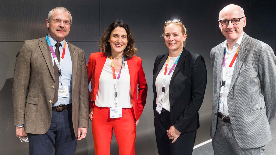Bild_8.jpg Anja Förster (2. von links). Links: DRG-Geschäftsführer Dr. med. Stefan Lohwasser, Kongresspräsidentin Kerstin Westphalen, DRG-Präsident Prof. Dr. Jörg Barkhausen
