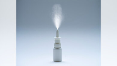 Nasenspray.jpg Abbildung eines Nasensprays.