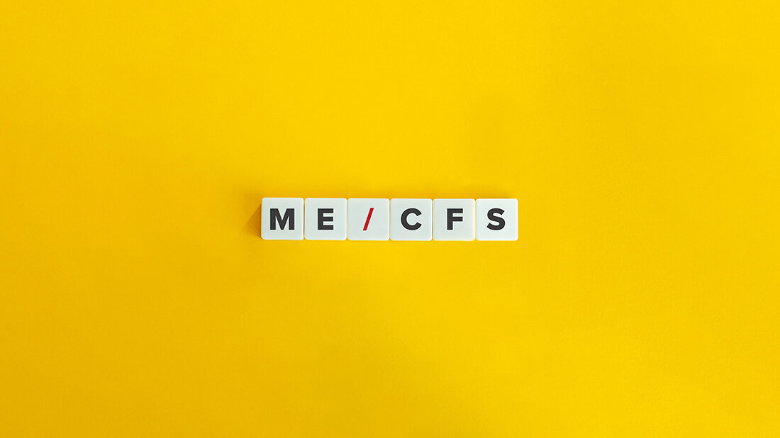 ME/CFS (Teil 3):
Pathomechanismen, Diagnostik
und Therapie Scrabble-Steine sind zusammengelegt zu der Abkürzung ME/CFS