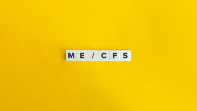 Nicht genesen: ME/CFS –
zwischen Wissenschaft und
Versorgungslücken (Teil 2) Scrabble-Steine, die zu dem Kürzel ME/CFS zusammengelegt sind