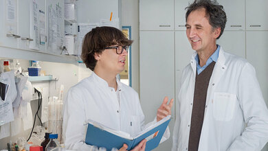 Prof_Juergen_Ruland_rechts_und_Dr_Tim_Wartewig_Andreas_Heddergott_Technische_Universitaet_Muenchen.jpg Prof. Jürgen Ruland (rechts) und Dr. Tim Wartewig