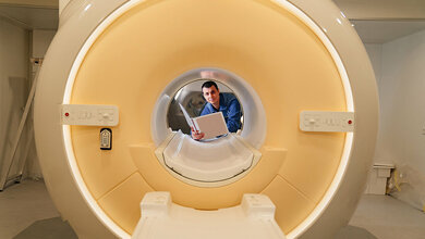 Eingewiesen? Titelbild des Fachbeitrags zum Schwerpunktthema Qualitätsmanagement, speziell zu den rechtlichen Pflichten beim Umgang mit Medizinprodukten