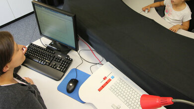 Katharina_Schmidt_li_Diagnostik_System_mitentwickelt_und_mit_100_Grundschueler_innen_getestet_Piet_Meyer_Jade_HS_16062016.jpg Katharina Schmidt