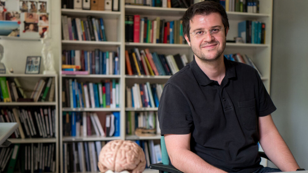 Dr_Erhan_Genc_interessiert_sich_für_den_Zusammenhang_zwischen_Intelligenz_und_Hirnstrukturen__RUB_Kramer.jpg Dr. Erhan Genç