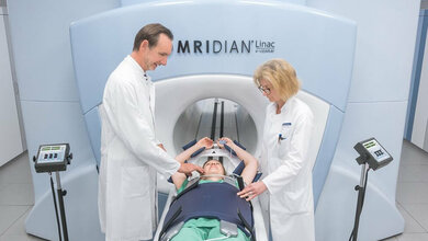 Prof_Dr_Dr_Juergen_Debus_und_Sabine_Kuhn_Leitende_MTRA_Universitätsklinikum_Heidelberg.jpg Prof. Dr. Dr. Jürgen Debus von der Klinik für RadioOnkologie und Strahlentherapie am Uniklinikum Heidelberg und Sabine Kuhn, Leitende MTRA