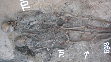 Skelette_von_Pestopfern_Guntis_Gerhards.jpg Skelette von Pestopfern aus dem 17. Jahrhundert