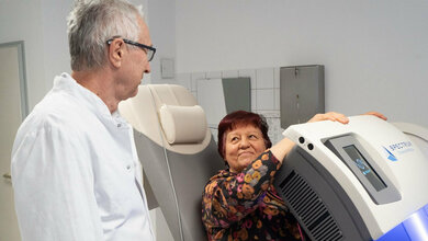 Prof_Dr_med_Knut_Liepe_und_Patientin.jpg Prof. Dr. med. Knut Liepe, Chefarzt der Klinik für Nuklearmedizin am Klinikum Frankfurt (Oder) mit einer Patientin