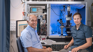 Arthur_Konnerth_und_Benedikt_Zott_vor_dem_vor_dem_experimentellen_Aufbau_der_Studie_Andreas_Heddergott_TUM.jpg Arthur Konnerth (links) und Benedikt Zott