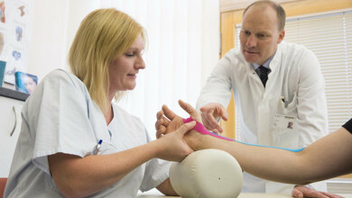 Handchirurg_Prof_Stefan_Langer_und_Ergotherapeutin_Norina_Weisenbilder_Handy_Daumen_Uniklinikum_Leipzig.jpg „Handy-Daumen“