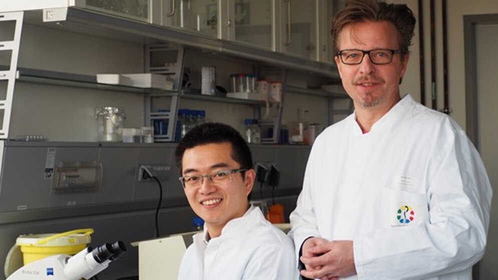 Prof_Dr_J_C_Becker_r_mit_seinem_Doktoranden_Kaiji_Fan_Haenisch_Medizinische_Fakultaet_Uni_Duisburg_Essen.jpg Prof. Dr. Jürgen C. Becker und Doktorant