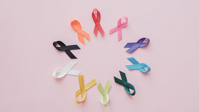 Krebs_Baender.jpg Krebs-Schleifen in unterschiedlichen Farben auf rosa Hintergrund