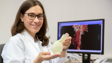 Dr_Daniela_Branzan_mit_Prothese_Foto_Stefan_Straube_UKL.jpg Dr. Daniela Branzan