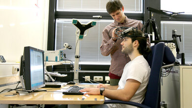 Funktionale_Nah_Infrarot_Spektroskopie_Dr_Ingo_Helmich_Foto_DSHS_Koeln.jpg Funktionale Nah-Infrarot Spektroskopie (fNIRS) - Dr. Ingo Helmich.