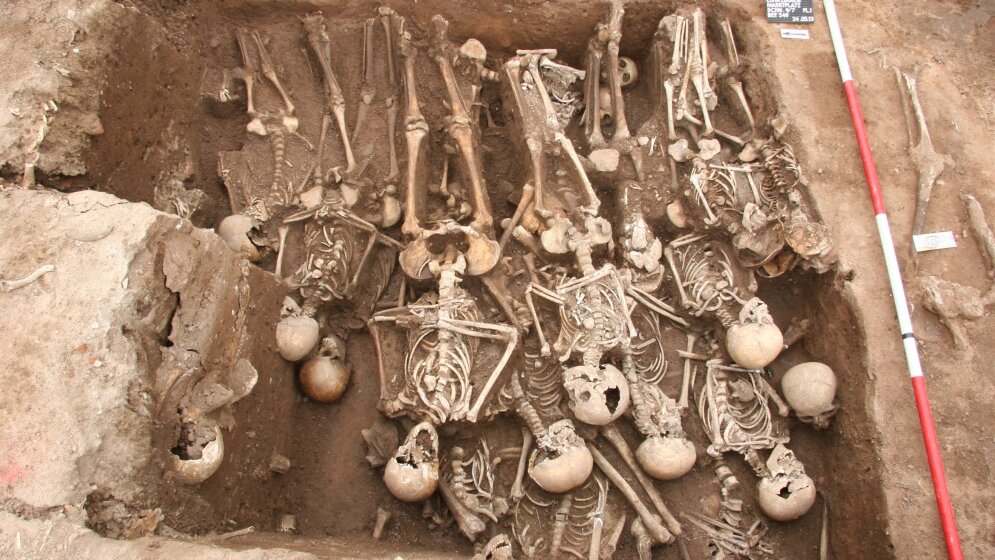 Massengrab_vonPestopfern_Von_hier_stammt_einer_der_Erregerstaemme_Copyright_Rainer_Weiss_Landesamt_Denkmalpflege_Ba_Wue_07062016_.jpg Massengrab von Pestopfern