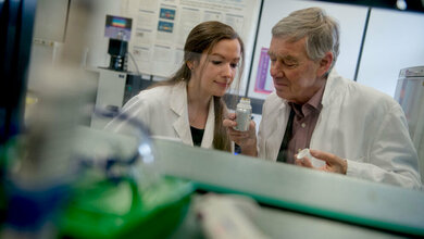 Lea_Weber_links_und_Hanns_Hatt_RUB.jpg Lea Weber (links) und Hanns Hatt