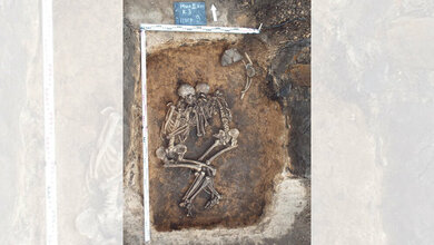 Doppelbestattung_der_beiden_Pestopfer_VV_Kondrashin_and_VA_Tsybin_Spyrou_et_al_Nature_Comm.jpg Doppelbestattung der beiden Pestopfer