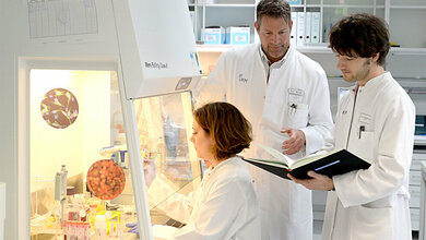 Dr_Catharina_Gross_Prof_Heinz_Wiendl_Dr_Andreas_Schulte_Mecklenbeck_FZ_18052016.jpg Dr. Catharina Groß, Prof. Heinz Wiendl, Dr. Andreas Schulte-Mecklenbeck