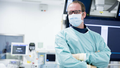 Kardiologe_und_Thrombose_Spezialist_Prof_Dirk_Sibbing_im_Katheterlabor_der_Medizinischen_Klinik_und_Poliklinik_I_der__LMU__Foto_DZHK.jpg Kardiologe und Thrombose-Spezialist Prof. Dirk Sibbing