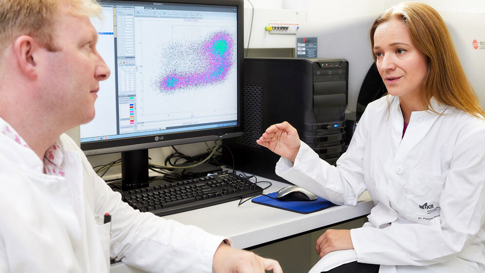 Dr_James_Hutchinson_und_Dr_Paloma_Riquelme_UKR_Johannes_Beutler.jpg Dr. James Hutchinson und Dr. Paloma Riquelme