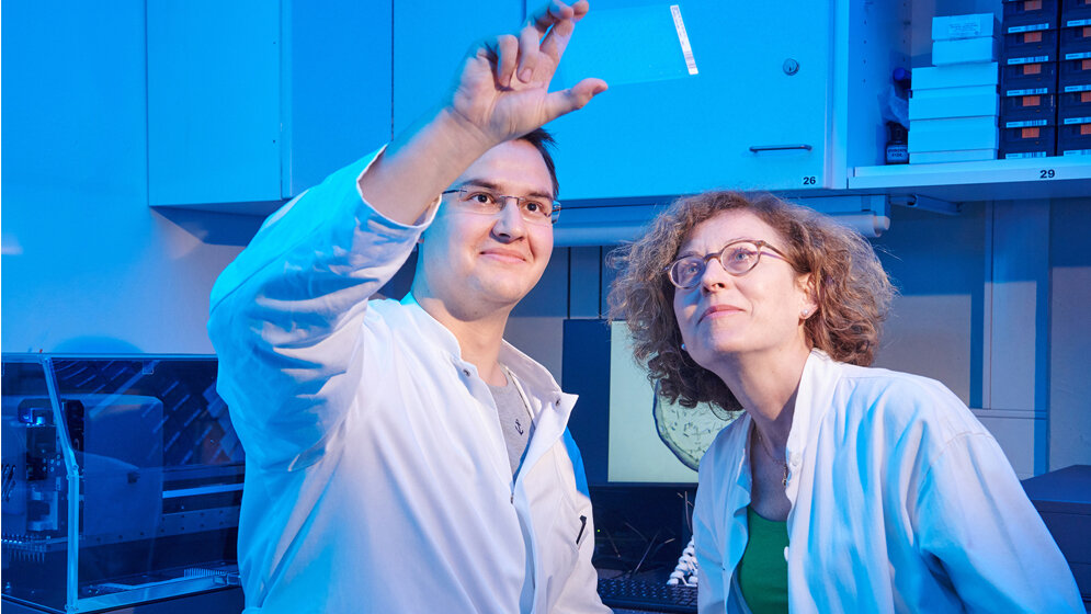 Tobias_Claff_und_Prof_Dr_Christa_Mueller_von_der_Uni_Bonn_Foto_Volker_Lannert_Uni_Bonn.jpg Tobias Claff und Prof. Dr. Christa Müller von der Universität Bonn