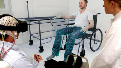 Patient_erlebt_in_virtueller_Realitaet_Bewegung_der_durch_Schlaganfall_betroffenen_Extremitaet_Neurologische_Uniklinik_Tuebingen_und_VTplus_GmbH.jpg Virtuelle Realität