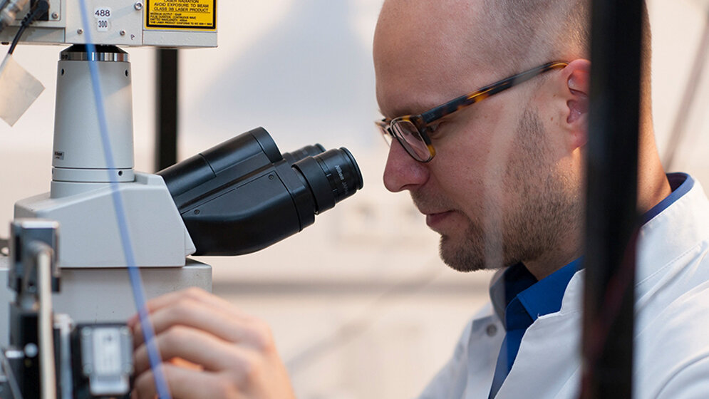 Marc_Aurel_Busche_am_Zwei_Photonen_Mikroskop_Kurt_Bauer_TUM.jpg Marc Aurel Busche am Zwei-Photonen-Mikroskop