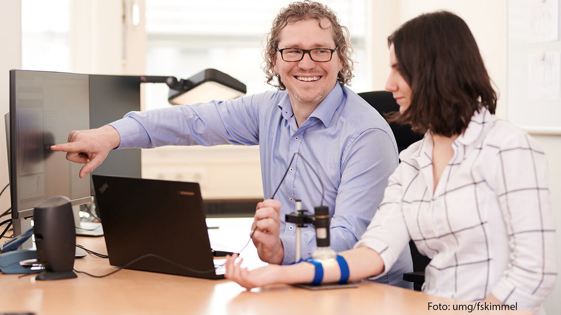 neuer_Schweisstest.jpg Dr. Manuel Nietert und Probandin