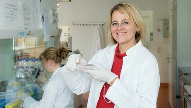 Prof_Dr_Alexandra_K_Kiemer_Foto_Iris_Maurer_Uni_des_Saarlandes.jpg Prof. Dr. Alexandra K. Kiemer im Labor