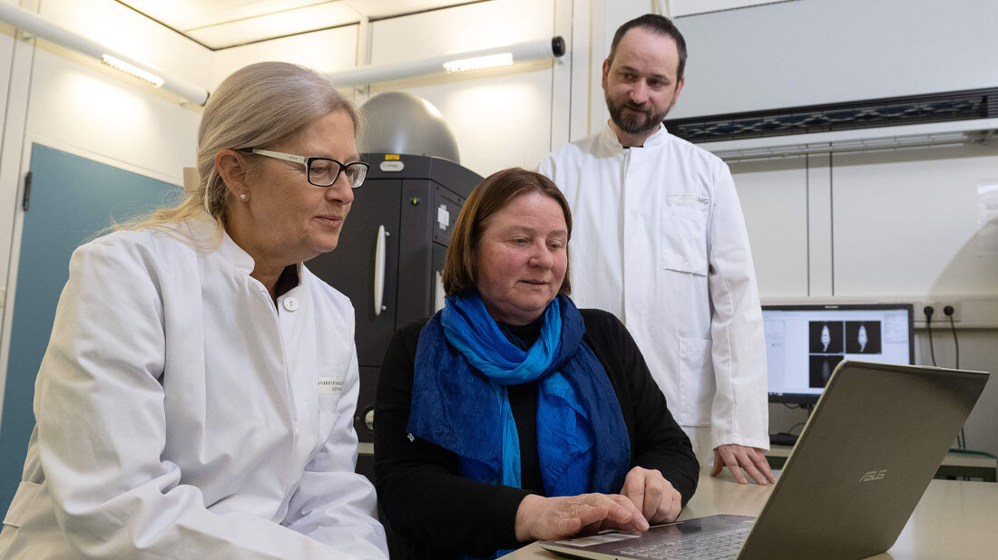 Dr_Andrea_Markus_Prof_Dr_Frauke_Alves_PD_Dr_Christian_Dullin.jpg Begutachtung von präklinischen Fluoreszenzbildern