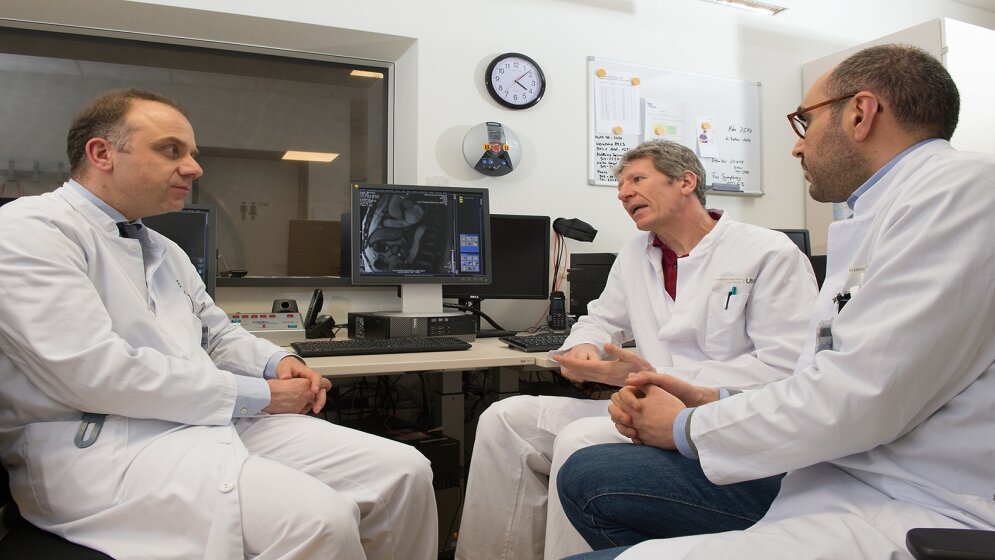 Echtzeit_Forschungs_MRT_PD_Alexander_Beham_Mitte_Prof_Michael_Ghadimi_Dr_Ali_Seif_rechts_umg_01032016.jpg Echtzeit-Forschungs-MRT