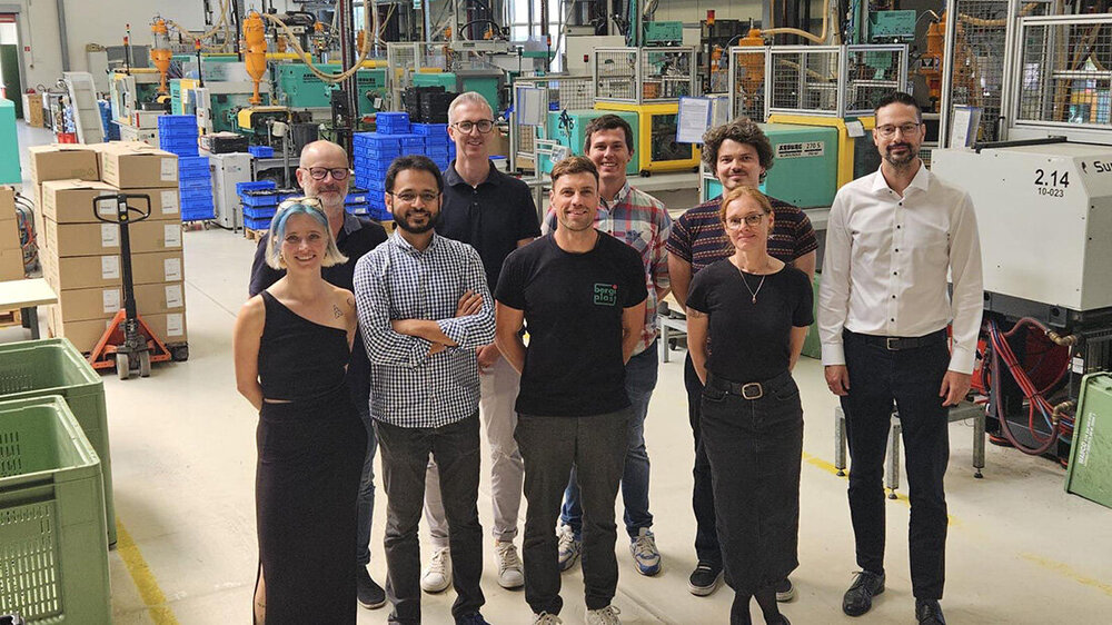 ProjektteamBioMat.jpg Forschungsteam in einer industriellen Halle