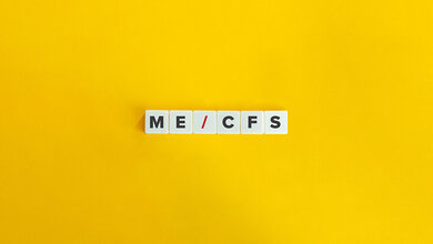 Nicht genesen: ME/CFS –
zwischen Wissenschaft und
Versorgungslücken (Teil 1) Das Foto zeigt den Begriff ME/CFS, gelegt aus Scrabble-Steinen, auf gelbem Hintergrund