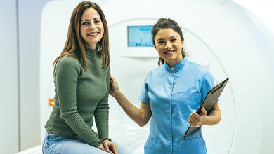 Praxisanleitung – das Fundament
für exzellente Fachkräfte der Zukunft Foto einer Patientin und einer MTR vor einem CT