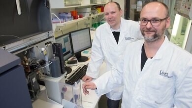 Prof_Joachim_L_Schultze_Dr_Marc_Beyer_von_links_LIMES_Institut_Barbara_Frommann_Uni_Bonn_07032016.jpg Prof. Dr. Joachim L. Schultze und Dr. Marc Beyer (von links) vom LIMES-Institut der Universität Bonn