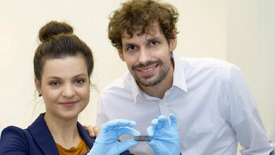 Stent_01.jpg Dr. Ioana Slabu und Benedict Bauer mit dem Stent