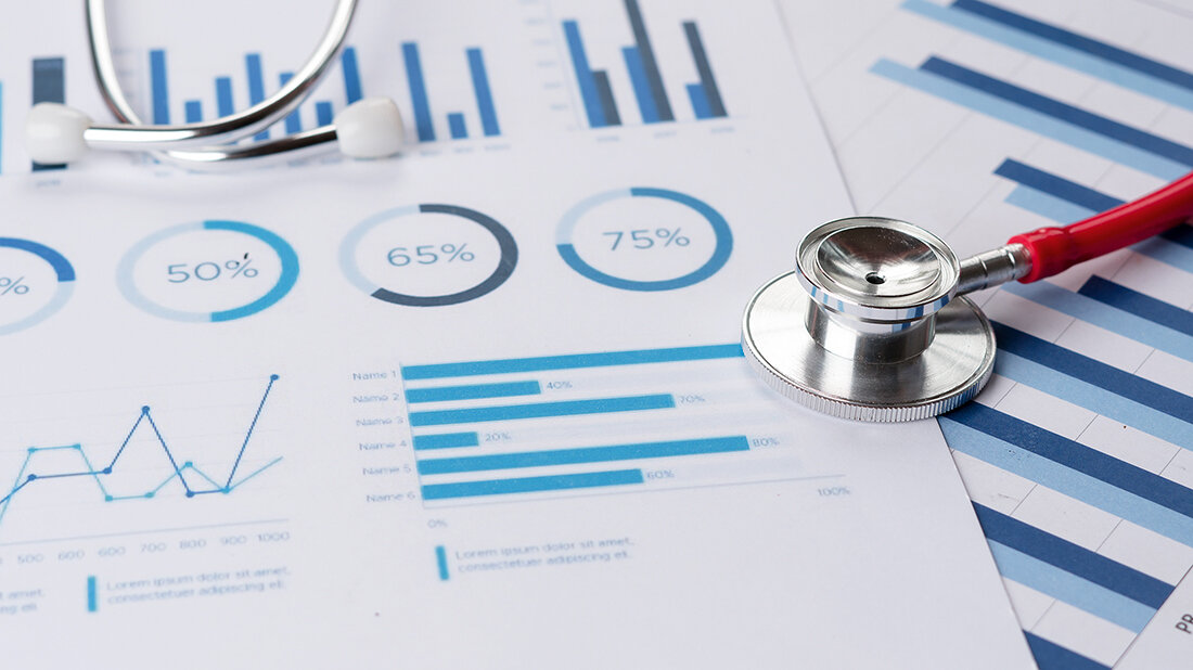 Statistik (Teil 2):
Deskriptive Statistik und Visualisierung Grafik mit Diagrammen und einem Stethoskop