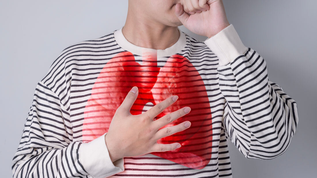 Lunge_Krebs_Leitlinie.jpg Mann mit Lungenproblemen, der hustet