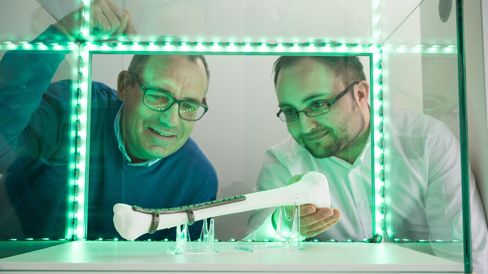 Professor_Stefan_Diebels_links_und_DFKI_Forscher_Christian_Wolff.jpg Professor Stefan Diebels (l.) und DFKI-Forscher Christian Wolff