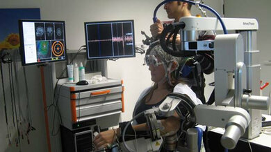 Neuroroboter_und_transkranielle_Magnetstimulation_Arbeitsgruppe_Gharabaghi_Uniklinikum_Tuebingen.jpg Neuroroboter und transkranielle Magnetstimulation