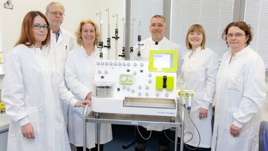 von_links_Jana_Leise_Dr_Wolfgang_Glienke_Professorin_Dr_Ulrike_Koehl_Christoph_Priesner_Anna_Magdalena_Kruel_und_Dr_Ruth_Esser_vom_Institut_fuer_Zelltherapeutika_MHHKaiser_01062016.jpg Institut für Zelltherapeutika